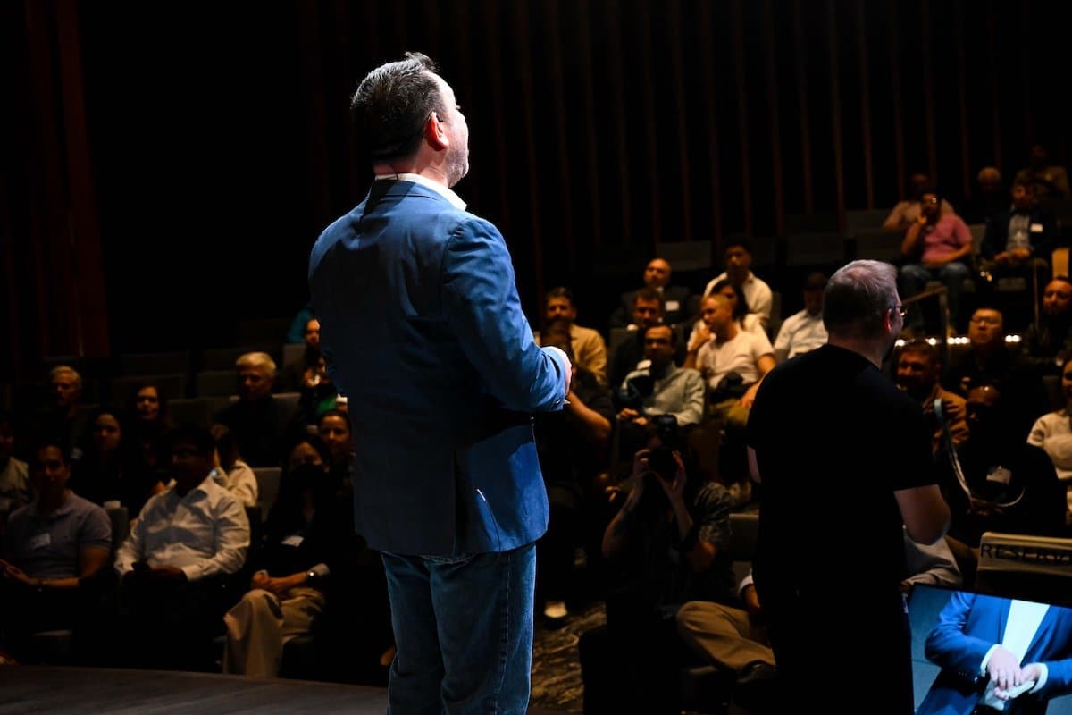 robert-strong-speaking-on-stage